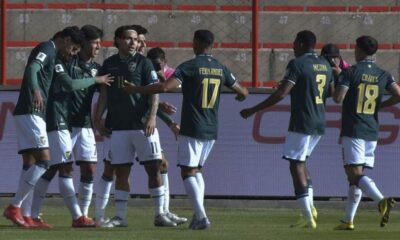 Bolivia enfrenta un escándalo antidopaje que podría costarle hasta siete puntos en las Eliminatorias Sudamericanas rumbo al Mundial 2026, tras positivos en jugadores clave como Borís Céspedes y Ramiro Vaca en partidos contra Chile, Colombia y Uruguay, generando gran incertidumbre para la Roja y toda la región[1][2][4].