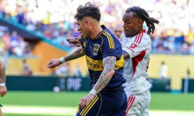 Carlos Palacios y Felipe Loyola, destacados futbolistas chilenos, lideran el ranking de valor en el fútbol argentino según el observatorio CIES. Palacios, de Boca Juniors, tiene un valor de 14,6 millones de euros, mientras Loyola, de Independiente, alcanza los 12,3 millones, destacándose como objetivos codiciados para clubes europeos.
